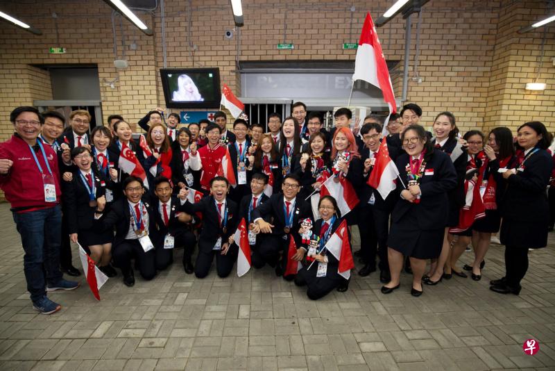 32名新加坡青少年到俄罗斯喀山参加第45届世界技能竞赛,赢得22枚奖牌,为历来最多。(取自李显龙总理面簿) 32名新加坡青少年到俄罗斯喀山参加第45届世界技能竞赛,赢得22枚奖牌,为历来最多。(取自李显龙总理面簿)