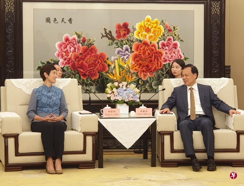 重庆市委书记陈敏尔（右）昨午在重庆雾都宾馆会见我国人力部长杨莉明，气氛轻松。（王纬温摄）