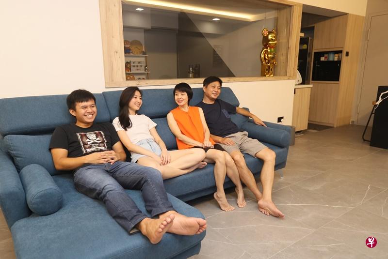 从小在勿洛长大的张仪静(左二)选择与未婚夫陈铭浚(左一)迁入勿洛水池景的四房式组屋。她的父亲张家富(右一)和母亲刘慧萍闲暇时会来串门子,一起看电视聊天。(图/吴伟国摄) 从小在勿洛长大的张仪静(左二)选择与未婚夫陈铭浚(左一)迁入勿洛水池景的四房式组屋。她的父亲张家富(右一)和母亲刘慧萍闲暇时会来串门子,一起看电视聊天。(图/吴伟国摄)