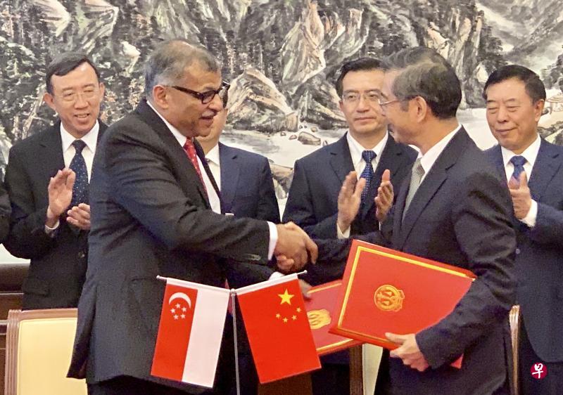 新加坡大法官梅达顺(左)昨天与中国最高人民法院院长周强签署关于加强持续司法教育的谅解备忘录。(新加坡驻华使馆提供) 新加坡大法官梅达顺(左)昨天与中国最高人民法院院长周强签署关于加强持续司法教育的谅解备忘录。(新加坡驻华使馆提供)