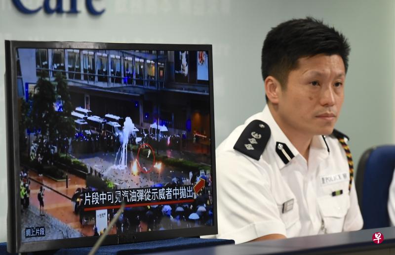 香港警察公共关系科总警司谢振中昨天在例行记者会上播放影片澄清没有汽油弹从警方防线掷出。(香港中通社) 香港警察公共关系科总警司谢振中昨天在例行记者会上播放影片澄清没有汽油弹从警方防线掷出。(香港中通社)