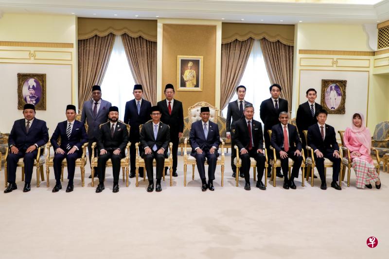 外交部长维文医生(前排右四)与吉打州苏丹端姑沙烈胡丁(前排中)会面。在场的也包括吉打州务大臣慕克力(前排左三)、王储东姑沙拉夫丁(前排左四),以及吉打州政府执行委员会成员等。(外交部提供) 外交部长维文医生(前排右四)与吉打州苏丹端姑沙烈胡丁(前排中)会面。在场的也包括吉打州务大臣慕克力(前排左三)、王储东姑沙拉夫丁(前排左四),以及吉打州政府执行委员会成员等。(外交部提供)