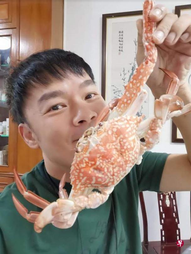 王沺裁爱大快朵颐,他透露明年拍了一部本地剧之后,就不再拍了。(面簿) 王沺裁爱大快朵颐,他透露明年拍了一部本地剧之后,就不再拍了。(面簿)