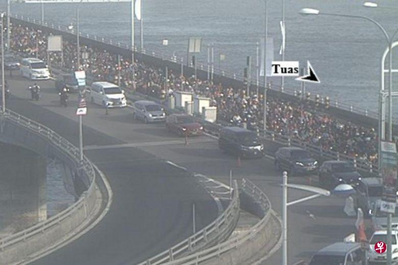 大士关卡今早6时45分左右发生局部电流跳闸,造成交通拥堵。(网上截图) 大士关卡今早6时45分左右发生局部电流跳闸,造成交通拥堵。(网上截图)