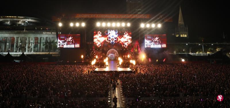 今年世界一级方程式赛车(F1)会场也将举办系列演唱会,让访客不仅能沉浸在风驰电掣的气氛中,也能欣赏著名艺人的表演。图为去年在政府大厦草场举办的F1周围演唱会。(档案照片) 今年世界一级方程式赛车(F1)会场也将举办系列演唱会,让访客不仅能沉浸在风驰电掣的气氛中,也能欣赏著名艺人的表演。图为去年在政府大厦草场举办的F1周围演唱会。(档案照片)