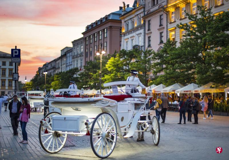 克拉科夫中央市集广场上车水马龙。 克拉科夫中央市集广场上车水马龙。