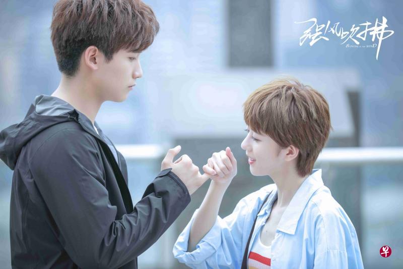 李凯馨(右)和邢昭林在《强风吹拂》中并肩重振大学登山社。 李凯馨(右)和邢昭林在《强风吹拂》中并肩重振大学登山社。