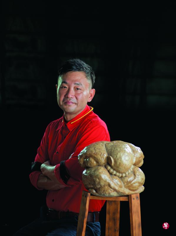陈喜明的作品《无脸见人》,是在恩师雕塑家黄荣庭指导下完成。(受访者提供) 陈喜明的作品《无脸见人》,是在恩师雕塑家黄荣庭指导下完成。(受访者提供)
