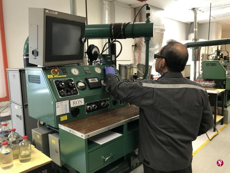 合格评定机构Bureau Veritas的工作人员正在对客户的产品进行测试。(新加坡认证理事会提供) 合格评定机构Bureau Veritas的工作人员正在对客户的产品进行测试。(新加坡认证理事会提供)