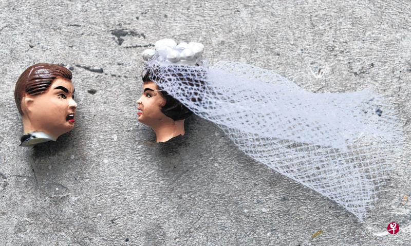 58岁的妇女申请和60岁的丈夫离婚,指对方是“花心大萝卜”。(档案照) 58岁的妇女申请和60岁的丈夫离婚,指对方是“花心大萝卜”。(档案照)