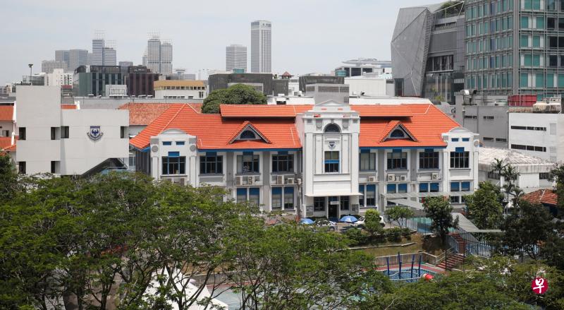 市区重建局计划保留新加坡女子学校旧校舍位于翡翠山路的三栋楼,当中包括学校的这栋主楼。校舍目前由国际学校采士华国际学校使用。(陈渊庄摄) 市区重建局计划保留新加坡女子学校旧校舍位于翡翠山路的三栋楼,当中包括学校的这栋主楼。校舍目前由国际学校采士华国际学校使用。(陈渊庄摄)