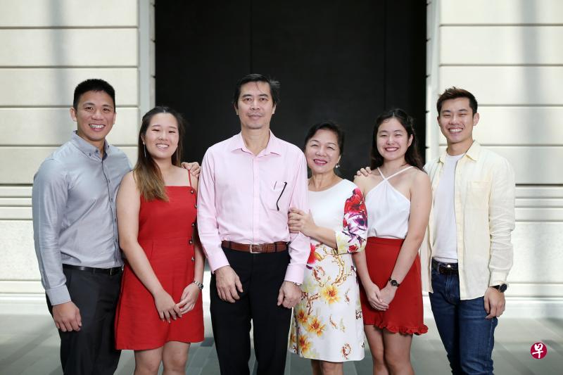 《串串回忆伴狮城》音乐剧将为观众讲述新加坡开埠后,一家人、两代人的迁徙和爱情。左起:钟腾庆、黄旻慧、钟耀文、林俐莹、徐悦婷和张育德。 《串串回忆伴狮城》音乐剧将为观众讲述新加坡开埠后,一家人、两代人的迁徙和爱情。左起:钟腾庆、黄旻慧、钟耀文、林俐莹、徐悦婷和张育德。