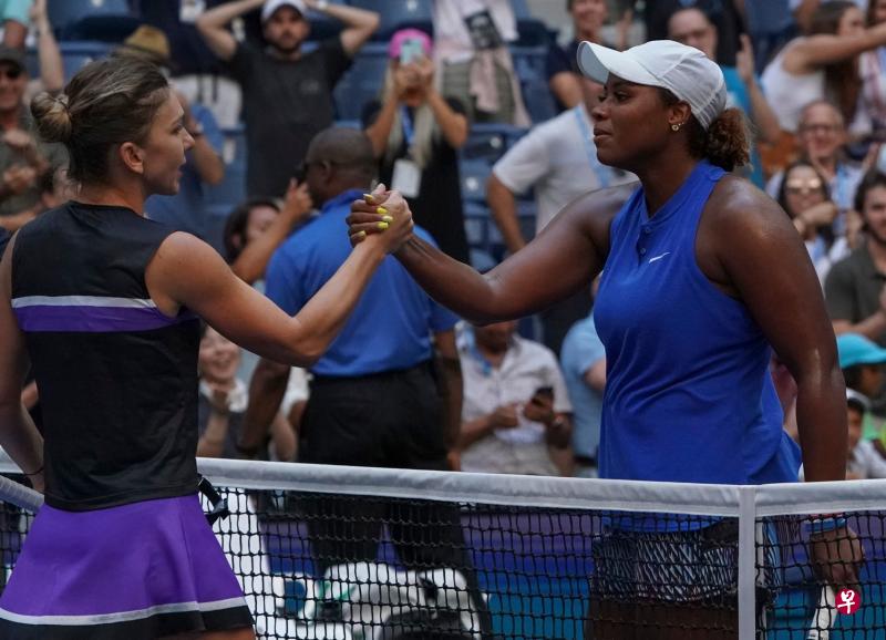 美国球员泰勒(右)与罗马尼亚的西蒙娜第四次碰头,终于尝到胜利的滋味。(法新社) 美国球员泰勒(右)与罗马尼亚的西蒙娜第四次碰头,终于尝到胜利的滋味。(法新社)