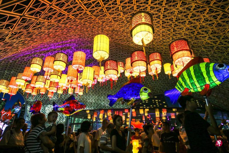 这个“光彩花灯”灯饰展示了多达90盏灯笼。（陈斌勤摄）