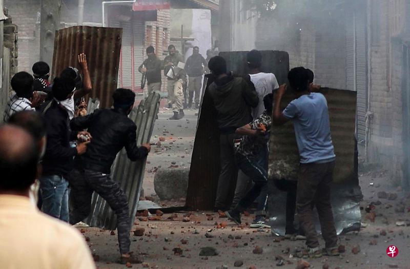 自8月初印度政府撤销查谟—克什米尔邦的特殊地位以来,首府斯里那加警民冲突几乎天天发生。(法新社) 自8月初印度政府撤销查谟—克什米尔邦的特殊地位以来,首府斯里那加警民冲突几乎天天发生。(法新社)