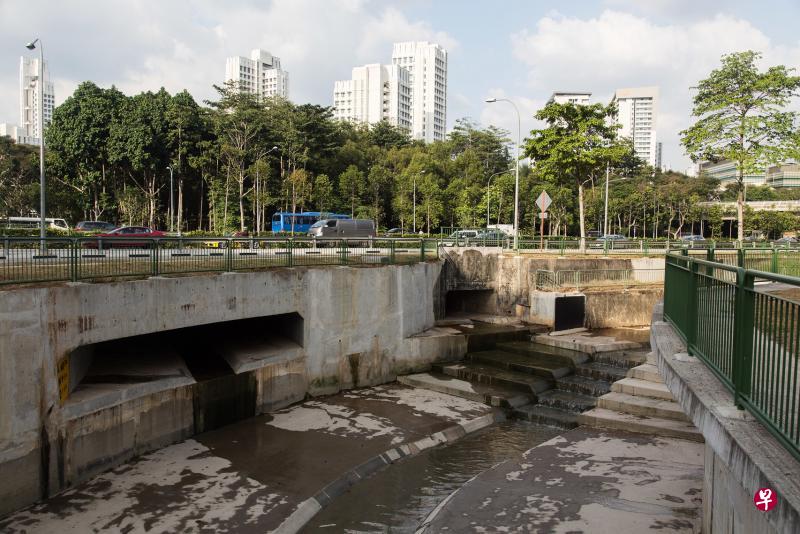 公用局在亚逸拉惹快速公路底下增设一个宽6.5米的箱形涵管(图左下角),能将强降雨快速引流至小班丹河沟渠,缓解原有2.4米宽箱形涵管(图中)的排洪压力。沟渠两旁绿地也增加防滑的人行步道,方便居民亲近自然与水源。(特约胡惠颖摄) 公用局在亚逸拉惹快速公路底下增设一个宽6.5米的箱形涵管(图左下角),能将强降雨快速引流至小班丹河沟渠,缓解原有2.4米宽箱形涵管(图中)的排洪压力。沟渠两旁绿地也增加防滑的人行步道,方便居民亲近自然与水源。(特约胡惠颖摄)