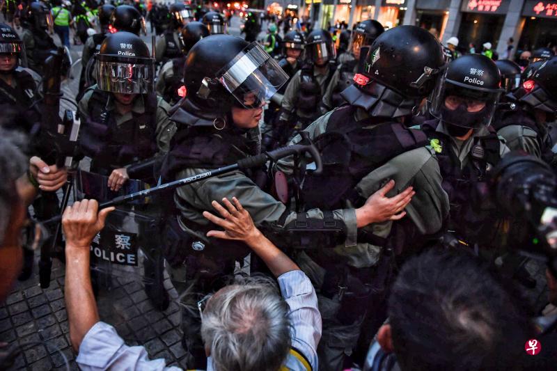 港府和警队在打击暴力问题上,不应再瞻前顾后、畏首畏脚,不必担心强力手段激起社会反对,或破坏对话氛围。(法新社) 港府和警队在打击暴力问题上,不应再瞻前顾后、畏首畏脚,不必担心强力手段激起社会反对,或破坏对话氛围。(法新社)