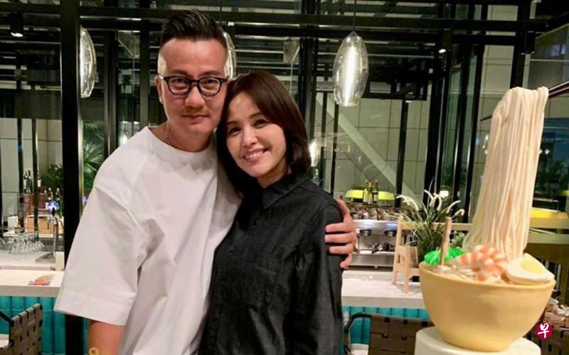 郑惠玉(右)对老友陈汉玮说:“很庆幸有你这样的朋友。”(互联网) 郑惠玉(右)对老友陈汉玮说:“很庆幸有你这样的朋友。”(互联网)