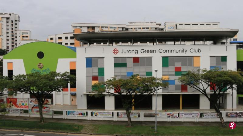 裕青民众俱乐部不只拥有各种康乐设施,有宽敞的大礼堂与球场,还成立了艺林美术会,定期给学生主办书画展。(取自人协网站) 裕青民众俱乐部不只拥有各种康乐设施,有宽敞的大礼堂与球场,还成立了艺林美术会,定期给学生主办书画展。(取自人协网站)