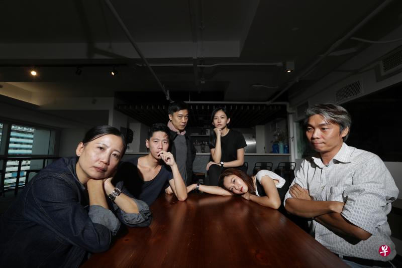 陈宇泱(右三)将带领演员们讲述一个虚拟电台的没落与逝去,以及广播员的艰辛奋斗。(梁伟康摄) 陈宇泱(右三)将带领演员们讲述一个虚拟电台的没落与逝去,以及广播员的艰辛奋斗。(梁伟康摄)