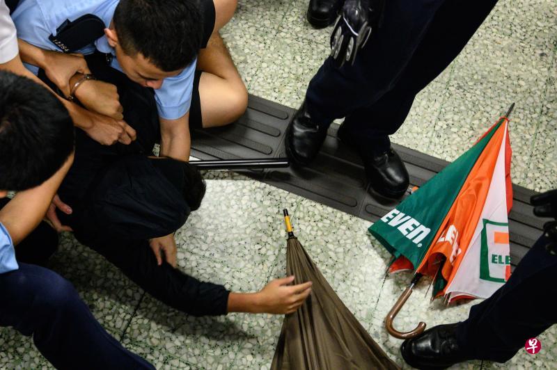 香港警察9月2日在乐富站内制服一黑衣男子,将其压倒在地。(法新社) 香港警察9月2日在乐富站内制服一黑衣男子,将其压倒在地。(法新社)