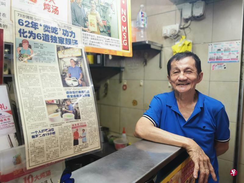 “亚发老火汤”老板李益光将剪报压片(laminate)挂起,他透露见报后增加三成新顾客,许多成了回头客。他很感恩,但不敢自满,会继续努力。(温伟中摄) “亚发老火汤”老板李益光将剪报压片(laminate)挂起,他透露见报后增加三成新顾客,许多成了回头客。他很感恩,但不敢自满,会继续努力。(温伟中摄)