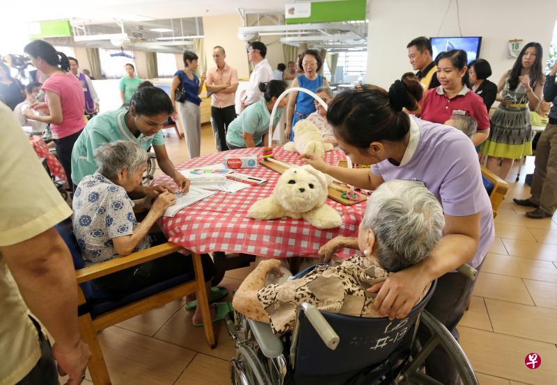 新的终身护保和长期护理法案通过后,保户或他们的受权人可以提名照顾保户的医疗机构,如疗养院作为终身护保赔付额的收款人。(档案照片) 新的终身护保和长期护理法案通过后,保户或他们的受权人可以提名照顾保户的医疗机构,如疗养院作为终身护保赔付额的收款人。(档案照片)