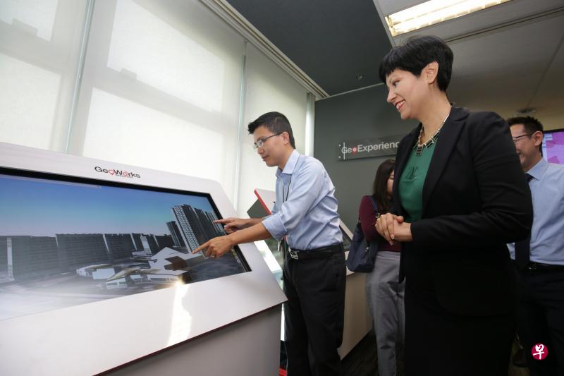 ▲土地管理局互动地图OneMap将在明年底推出新3D地图功能,让公众能以3D立体方式查看不同的建筑和路线等,土管局地理空间与数据署高级经理陈纯青博士(左一)昨天向总理公署部长兼财政部及教育部第二部长英兰妮示范这项新功能。(李薇摄) ▲土地管理局互动地图OneMap将在明年底推出新3D地图功能,让公众能以3D立体方式查看不同的建筑和路线等,土管局地理空间与数据署高级经理陈纯青博士(左一)昨天向总理公署部长兼财政部及教育部第二部长英兰妮示范这项新功能。(李薇摄)