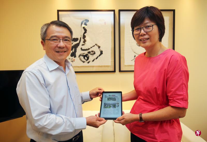 报业控股华文媒体集团社长李慧玲(右)将捐赠的平板电脑送到全国肾脏基金会执行理事长黄振令手中,同时商讨两家机构未来能如何继续携手合作。(萧紫薇摄) 报业控股华文媒体集团社长李慧玲(右)将捐赠的平板电脑送到全国肾脏基金会执行理事长黄振令手中,同时商讨两家机构未来能如何继续携手合作。(萧紫薇摄)