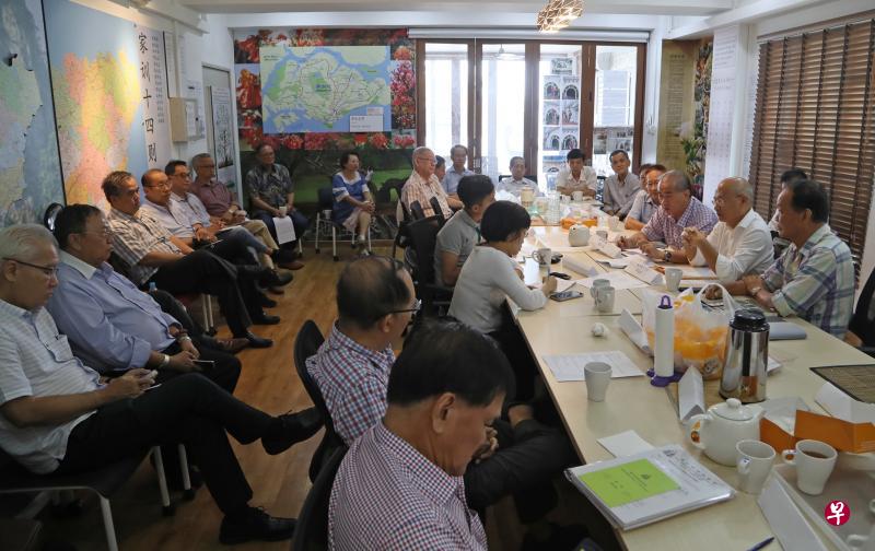 20多个海南社团的代表昨天聚集在芽笼27巷的琼崖黄氏公会会所,对琼州大厦门面挂着的“海南会馆”四个大字被拆下做出严厉谴责。(吴伟国摄) 20多个海南社团的代表昨天聚集在芽笼27巷的琼崖黄氏公会会所,对琼州大厦门面挂着的“海南会馆”四个大字被拆下做出严厉谴责。(吴伟国摄)