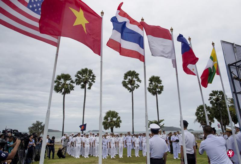 美国及亚细安国家的海军官兵在泰国春武里府梭桃邑海军基地参与首届联合海事演习启动仪式。(美联社) 美国及亚细安国家的海军官兵在泰国春武里府梭桃邑海军基地参与首届联合海事演习启动仪式。(美联社)