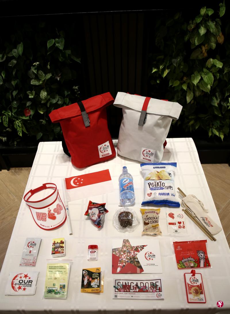 今年的国庆礼包装有竹制环保吸管等多个可再使用的物品,但也依然包含塑料水瓶等一次性塑料品。(档案照片) 今年的国庆礼包装有竹制环保吸管等多个可再使用的物品,但也依然包含塑料水瓶等一次性塑料品。(档案照片)