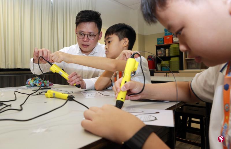 100名城景小学和新光学校的高年级学生参与首个数码学习营。图为中区社理会理事郑瑞国(左一)与学生参与者互动,学习使用3D笔。(李薇摄) 100名城景小学和新光学校的高年级学生参与首个数码学习营。图为中区社理会理事郑瑞国(左一)与学生参与者互动,学习使用3D笔。(李薇摄)