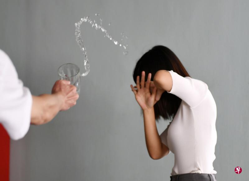 不甘遭虾面嫂拿碗敲头,鱼丸面摊女助手用热水泼虾面嫂。(档案示意图) 不甘遭虾面嫂拿碗敲头,鱼丸面摊女助手用热水泼虾面嫂。(档案示意图)