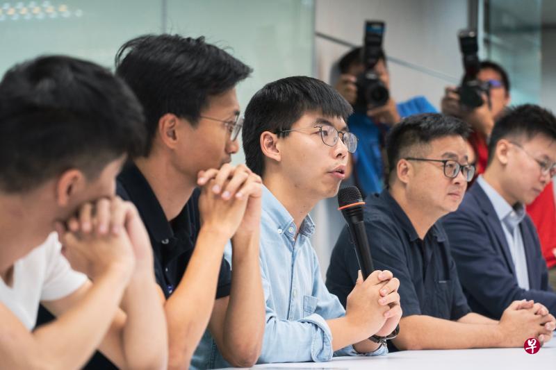 香港本土派政治人物岑敖晖(左起)、朱凯迪和黄之锋昨天与民进党正副秘书长罗文嘉、林飞帆闭门会谈一小时后联合召开记者会。(黄顺杰摄) 香港本土派政治人物岑敖晖(左起)、朱凯迪和黄之锋昨天与民进党正副秘书长罗文嘉、林飞帆闭门会谈一小时后联合召开记者会。(黄顺杰摄)