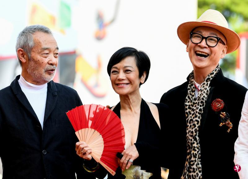张艾嘉(中)与导演杨凡(右)、田壮壮一同出席威尼斯影展《继园台七号》首映。(路透社) 张艾嘉(中)与导演杨凡(右)、田壮壮一同出席威尼斯影展《继园台七号》首映。(路透社)