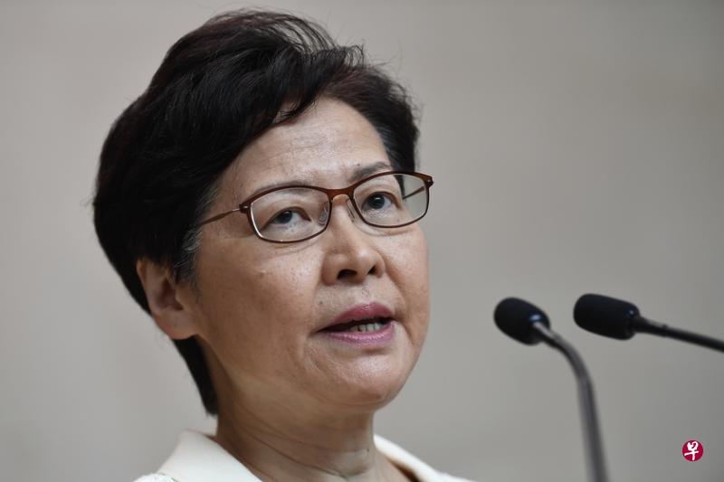 香港特区行政长官林郑月娥昨天出席行政会议前会见传媒,表示自己从未向中央政府请辞,强调仍有信心带领香港走出困局。 (香港中通社) 香港特区行政长官林郑月娥昨天出席行政会议前会见传媒,表示自己从未向中央政府请辞,强调仍有信心带领香港走出困局。 (香港中通社)