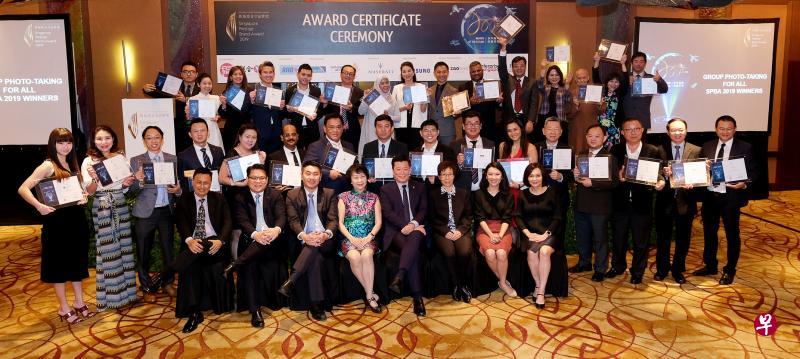 各组得奖者手持奖牌与金字品牌奖主办单位代表及赞助商合照。前排左起是中小企业商会执行理事长陈新锦、新加坡航空公司高级经理(企业销售)杨志耀、兴业银行中小企业与分行部门主管杨俊辉、2019年金字品牌奖筹委会主席周丽青、《联合早报》兼《联合晚报》总编辑吴新迪、筹委会联合主席新加坡报业控股华文媒体集团新闻中心副总编辑吴新慧、玛莎拉蒂营销经理黄晓慧以及三星新加坡资讯科技与流动配备副总裁蔡丽真。(曾坤顺摄) 各组得奖者手持奖牌与金字品牌奖主办单位代表及赞助商合照。前排左起是中小企业商会执行理事长陈新锦、新加坡航空公司高级经理(企业销售)杨志耀、兴业银行中小企业与分行部门主管杨俊辉、2019年金字品牌奖筹委会主席周丽青、《联合早报》兼《联合晚报》总编辑吴新迪、筹委会联合主席新加坡报业控股华文媒体集团新闻中心副总编辑吴新慧、玛莎拉蒂营销经理黄晓慧以及三星新加坡资讯科技与流动配备副总裁蔡丽真。(曾坤顺摄)