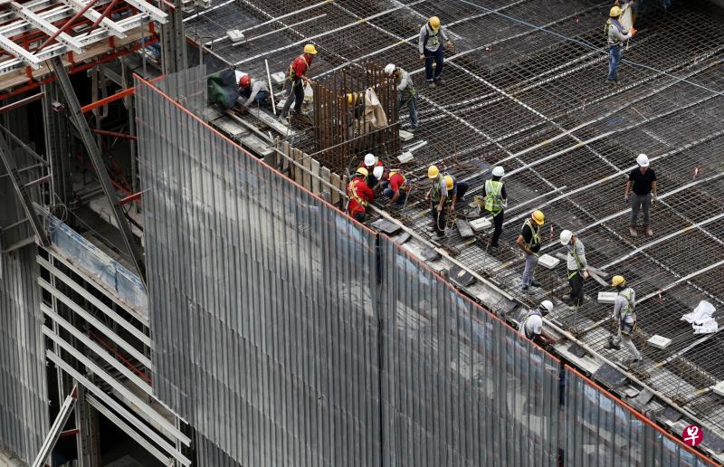 根据新的工伤赔偿法令,员工受伤后,若被雇主安排担任较轻职务,也可像因受伤而须申请病假的雇员一样,获得赔偿。图为建筑工人在工地施工。(档案照片) 根据新的工伤赔偿法令,员工受伤后,若被雇主安排担任较轻职务,也可像因受伤而须申请病假的雇员一样,获得赔偿。图为建筑工人在工地施工。(档案照片)