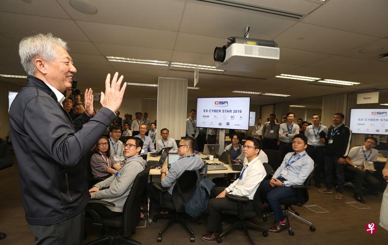 国务资政兼国家安全统筹部长张志贤到Cyber Star 网络安全演习现场和参与者互动。 国务资政兼国家安全统筹部长张志贤到Cyber Star 网络安全演习现场和参与者互动。