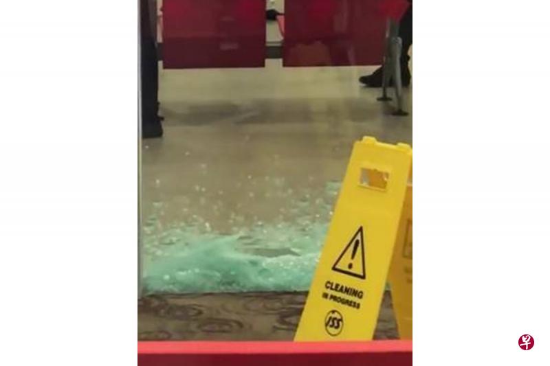 黄廷方综合医院一诊所内的玻璃墙,周一下午突然碎裂,现场留下玻璃碎片,院方则放置告示牌封锁现场。(Stomp) 黄廷方综合医院一诊所内的玻璃墙,周一下午突然碎裂,现场留下玻璃碎片,院方则放置告示牌封锁现场。(Stomp)