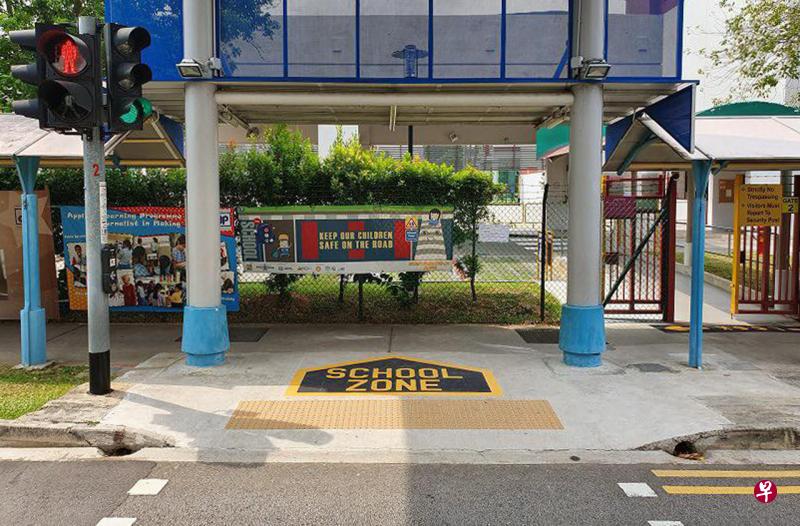 个人代步工具骑士过了马路进入介民小学校区时,就会看到人行道上的“校区”标志。校门外也有“注意”的字眼,提醒学生步上人行道时多留意周围。(陆交局提供) 个人代步工具骑士过了马路进入介民小学校区时,就会看到人行道上的“校区”标志。校门外也有“注意”的字眼,提醒学生步上人行道时多留意周围。(陆交局提供)
