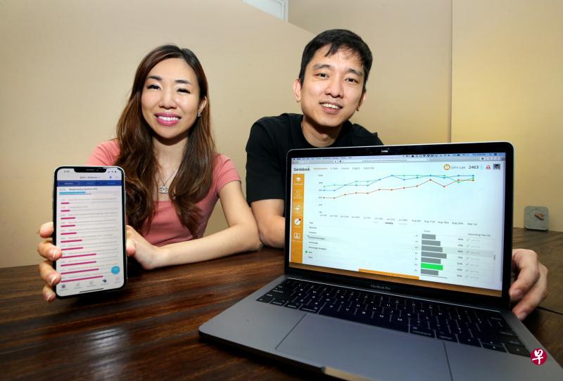 Geniebook创办人梁智忠(右)以及张秋珍开发智能题库,帮助学生从错题中学习。(严宣融摄) Geniebook创办人梁智忠(右)以及张秋珍开发智能题库,帮助学生从错题中学习。(严宣融摄)