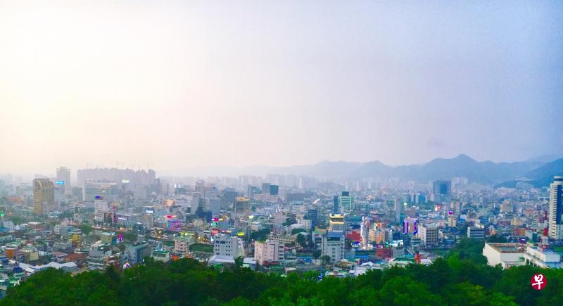 社稷公园展望塔俯瞰夜色渐浓的光州市景。 社稷公园展望塔俯瞰夜色渐浓的光州市景。