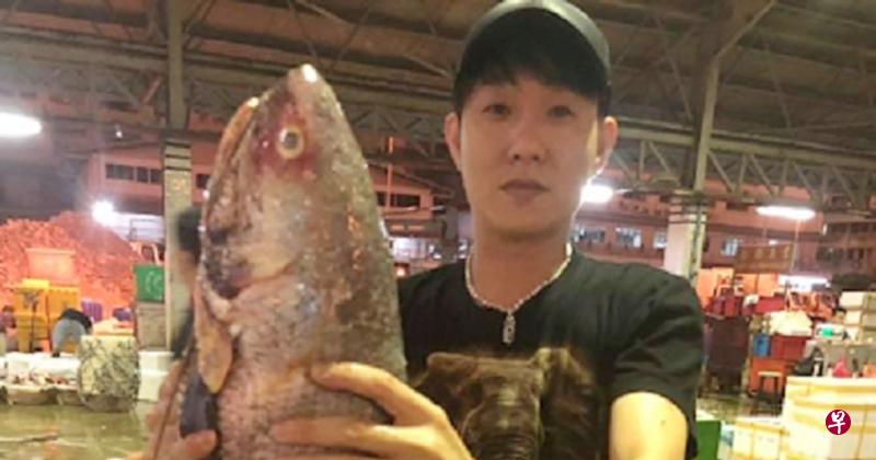 纪志忠在面簿直播卖鱼,被称为“卖鱼界林俊杰”。 (取自联发海产面簿) 纪志忠在面簿直播卖鱼,被称为“卖鱼界林俊杰”。 (取自联发海产面簿)