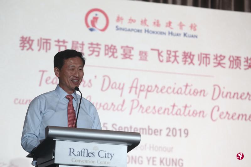 王乙康在新加坡福建会馆教师节晚宴上说,政府辅助学校的利益相关者、家长和社区,是我国教育的主要合作伙伴。(陈斌勤摄) 王乙康在新加坡福建会馆教师节晚宴上说,政府辅助学校的利益相关者、家长和社区,是我国教育的主要合作伙伴。(陈斌勤摄)