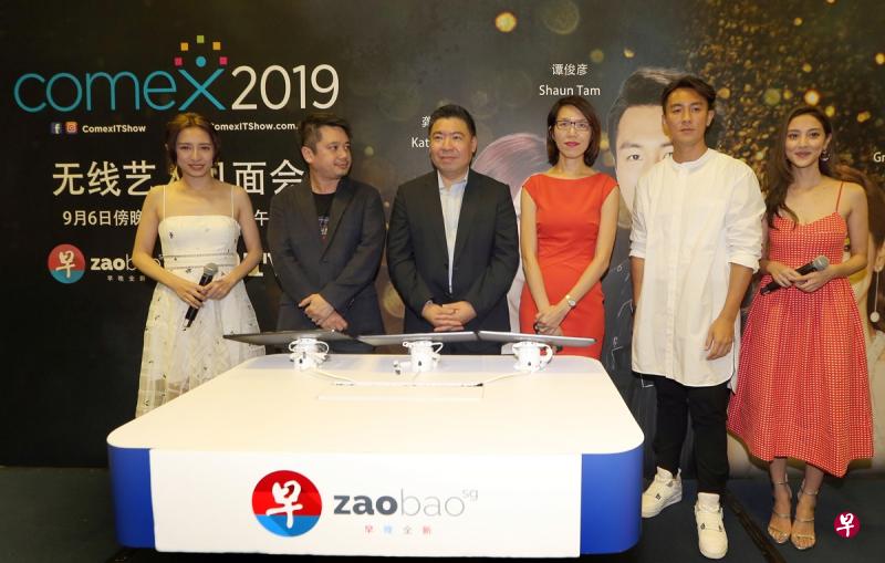 代表新加坡报业控股的发行部副主管黄志雄(左二)、华文媒体集团营运总编辑罗文燕(右三)和代表香港无线电视台的电视广播(国际)有限公司国际业务总监李德基(左三),在COMEX展销会上宣布新的合作项目。三名无线艺人龚嘉欣(左一)、谭俊彦(右二)和陈凯琳(右一)也出席了活动。(邬福梁摄) 代表新加坡报业控股的发行部副主管黄志雄(左二)、华文媒体集团营运总编辑罗文燕(右三)和代表香港无线电视台的电视广播(国际)有限公司国际业务总监李德基(左三),在COMEX展销会上宣布新的合作项目。三名无线艺人龚嘉欣(左一)、谭俊彦(右二)和陈凯琳(右一)也出席了活动。(邬福梁摄)