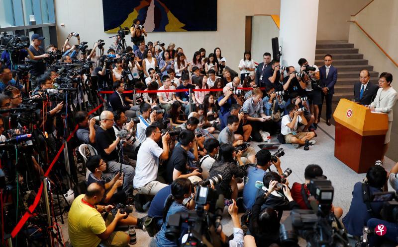 林郑月娥昨早会见传媒,对于坊间有声音质疑港府此举是“以退为进”,为将来再出现暴力抗争活动时实施《紧急法》铺路,她重申,包括撤回修例在内的四项行动,只有一个目的,即为对话提供一个基础。(路透社) 林郑月娥昨早会见传媒,对于坊间有声音质疑港府此举是“以退为进”,为将来再出现暴力抗争活动时实施《紧急法》铺路,她重申,包括撤回修例在内的四项行动,只有一个目的,即为对话提供一个基础。(路透社)