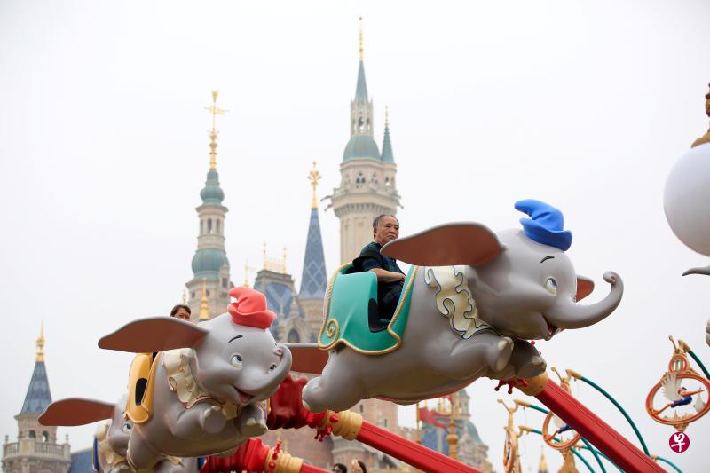 一名老人在上海迪士尼乐园游玩。(路透社) 一名老人在上海迪士尼乐园游玩。(路透社)