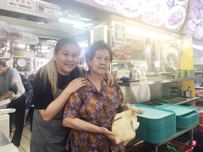 刘蔓龄目前协助祖母杨美英经营鸡饭摊位,售卖独特的“冰镇鸡”。(姜泽良摄) 刘蔓龄目前协助祖母杨美英经营鸡饭摊位,售卖独特的“冰镇鸡”。(姜泽良摄)